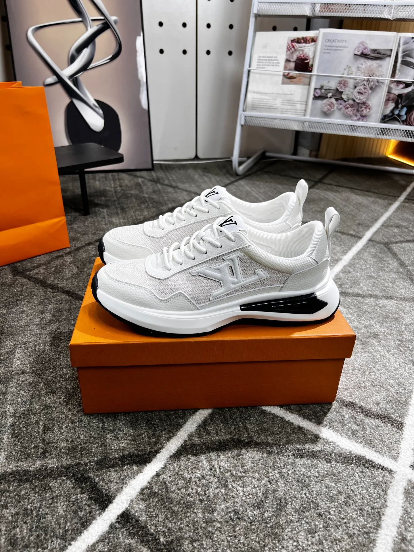 Factory price: 438 💰 LV new casual men's shoes 👉 👉 Fashionable and versatile, 💞 simple and elegant style, 🔊 made of imported cowhide, ☑️ breathable mesh lining, sheepskin feet, original wear-resistant rubber outsole, exclusive new style, actual shot, three colors available, code number: 38-44, (45 can be customized)